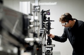 Hochschule München: Farben der Entropie – Die Materialeigenschaften von Edelstahl voraussagen