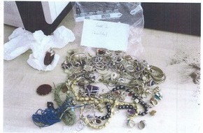 Polizei Düsseldorf: POL-D: Pressemitteilung Polizei Köln - Wer kennt diese Taschenuhr?