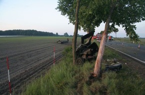 Polizeiinspektion Nienburg / Schaumburg: POL-NI: 25-Jähriger stirbt bei schweren Verkehrsunfall - Bilder im Download -