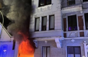 Feuerwehr Bremerhaven: FW Bremerhaven: Feuer in einem Mehrfamilienhaus