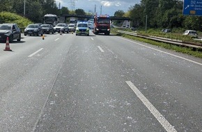 Feuerwehr Oberhausen: FW-OB: Klein LKW verliert Ladung auf der A42