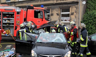 Feuerwehr Essen: FW-E: Verkehrsunfall mit zwei PKW, eine Person eingeklemmt, eine weitere ebenfalls verletzt