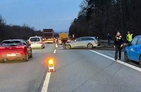 Polizei Bielefeld: POL-BI: Weißer Bulli gesucht nach Unfall