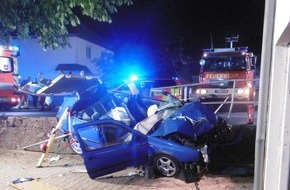 Polizei Aachen: POL-AC: Schwerer Unfall in der Eifel - Auto kollidiert mit Geländer