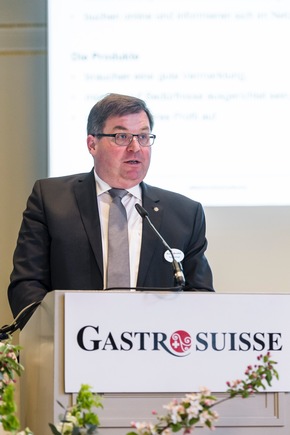 Conférence de presse annuelle GastroSuisse: Le franc fort et le tourisme de la restauration défient l&#039;hôtellerie-restauration