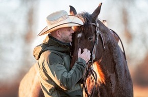 sixx: Er spricht Pferd: Pferdetrainer Raphael Dysli hilft verzweifelten Pferdebesitzerinnen ab Sonntag auf sixx