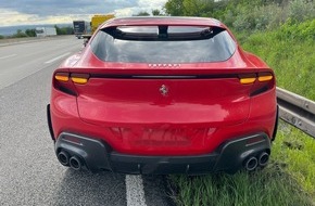 Autobahnpolizeiinspektion: API-TH: Ferrari kracht beim Verlassen eines Parkplatzes in die Leitplanke - Sachschaden 300.000 Euro