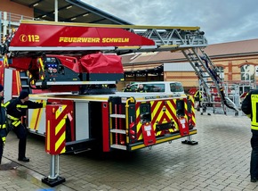 FW-EN: Neue Drehleiter - Bürgermeister übergibt Fahrzeug an die Feuerwehr