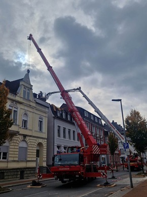 FW-EN: Feuerwehr, THW und Hilfsorganisationen weiter an der Hagener Straße intensiv im Einsatz