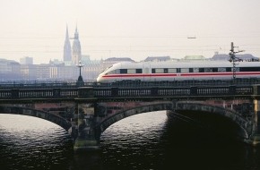 Hamburg Tourismus GmbH: Service-Meilenstein auf Schienen: Hamburg Tourismus GmbH und Deutsche Bahn unterzeichnen Kooperationsvertrag