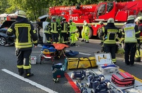Feuerwehr und Rettungsdienst Bonn: FW-BN: Feuerwehr und Rettungsdienst retten drei Personen aus einem verunfallten PKW