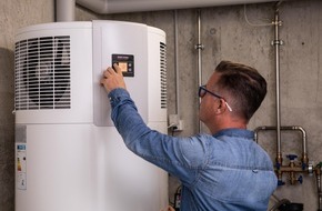 STIEBEL ELTRON: Risparmiare energia con la «Smart Home» / Il programmatore energetico coordina il riscaldamento con pompa di calore, l’auto elettrica e gli apparecchi domestici