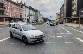 Polizei Bochum: POL-BO: Zusammenstoß im Kreuzungsbereich: Auto landet auf dem Dach