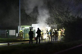 Feuerwehr Pulheim: FW Pulheim: Feuer auf Brauweiler Sportplatz