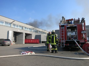 FW-AR: Brand bei Firma Umarex in Arnsberg-Neheim löst Großeinsatz aus