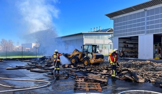 FW Stockach: Verkehrsunfall und Brand am Gebäude