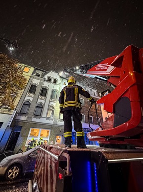 FW-NE: Feuer in einem Wohnhaus auf der Further Straße | Eine verletzte Einsatzkraft und erheblicher Sachschaden