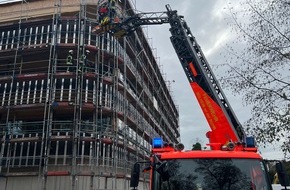 Feuerwehr Mülheim an der Ruhr: FW-MH: Arbeitsunfall auf Baustelle in Mülheim-Saarn