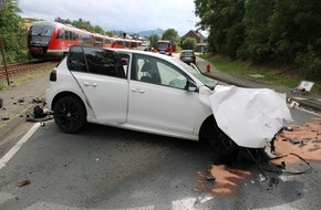 Kreispolizeibehörde Siegen-Wittgenstein: POL-SI: Zug kollidiert mit PKW - 18-Jähriger Autofahrer schwer verletzt -#polsiwi