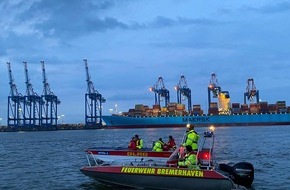 Feuerwehr Bremerhaven: FW Bremerhaven: Feuerwehr Bremerhaven bildet weitere vierzehn Einsatzkräfte für die Wasserrettung aus