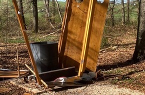 Polizeidirektion Wittlich: POL-PDWIL: Naturtoilette aus Holz zerstört