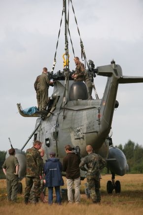 Deutsche Marine - Bilder der Woche: Ungewöhnliche Rettung für einen SAR-Hubschrauber - &quot;Sea King&quot; per Lufttransport zurück nach Kiel