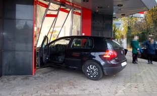 Polizei Gelsenkirchen: POL-GE: Mann "parkt" sein Auto in der Sparkasse und geht anschließend nach Hause