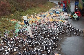 Polizeipr&auml;sidium Nordhessen: POL-KS: Getr&auml;nkelaster verliert Ladung auf B 3: Folgeunfall zwischen Sattelzug und Kleinwagen