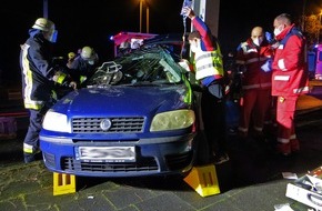 Feuerwehr Essen: FW-E: Alleinunfall Pkw gegen Strommast der Ruhrbahn, Fahrer eingeklemmt