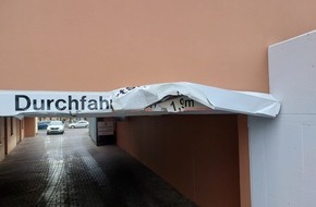 Polizeiinspektion Osnabrück: POL-OS: Bad Essen: Gebäudeunterführung beschädigt - Polizei bittet um Hinweise zum Unfallverursacher (FOTO)