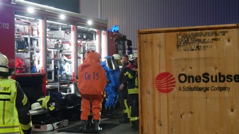 Freiwillige Feuerwehr Celle: FW Celle: Verpuffung und Gefahrstoffaustritt - Einsatzübung in Altencelle bei der Firma "OneSubsea GmbH"