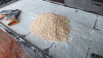 Kreispolizeibeh&ouml;rde H&ouml;xter: POL-HX: Polizeihund "Lemmy" erschn&uuml;ffelt 65 Kilogramm Drogen-Pillen