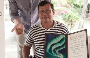 Handicap International e.V.: Das Model und der Friedensnobelpreisträger / Modell mit Prothese Mario Galla begegnet in Kambodscha Landminen-Überlebenden und Aktivisten