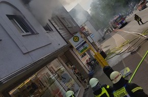 Feuerwehr Recklinghausen: FW-RE: Brennende Wohnung in voller Ausdehnung - Personenrettung über Drehleiter - 3 Personen verletzt