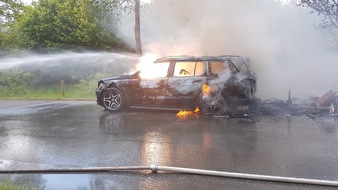 Kreisfeuerwehrverband Rendsburg-Eckernförde: FW-RD: Wohnwagengespann und anderer PKW fangen auf Abfahrt von B77 Feuer