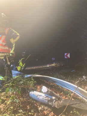 FW-EN: PKW kommt nach Verkehrsunfall in Hanglage zum Stehen