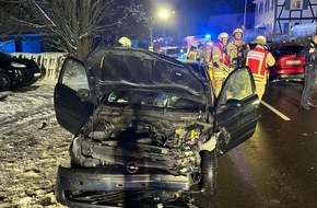 Polizei Rheinisch-Bergischer Kreis: POL-RBK: Burscheid - Zwei Verletzte bei Frontalzusammensto&szlig;