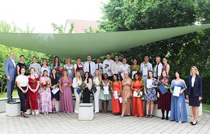 Schwesternschaft München vom BRK e.V.: PM // Generaloberin und stellvertretender Landrat gratulieren zum Abschluss der Pflegeausbildung