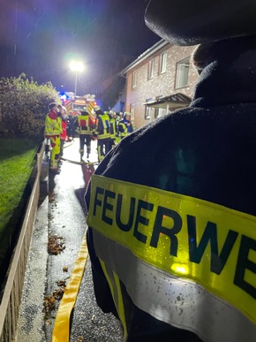 FW Horn-Bad Meinberg: Zimmerbrand in Mehr-Parteienhaus - Frau (53) verstirbt in Brandwohnung - 5 weitere Personen gerettet