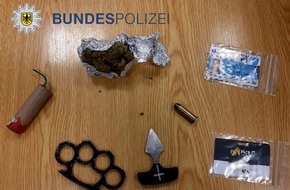 Bundespolizeidirektion Sankt Augustin: BPOL NRW: Waffen, Böller und Drogen im Gepäck: Bundespolizei nimmt Mann mit offenem Haftbefehl fest