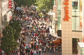 Jones Lang LaSalle SE (JLL): Deutschlands meistbesuchte Einkaufsmeile 2014: Köln erstmals Double-Sieger / JLL erhebt Passantenfrequenzen in 170 Einkaufsstraßen (FOTO)