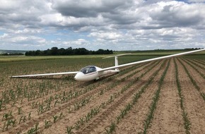 Polizeidirektion Neustadt/Weinstraße: POL-PDNW: Notlandung eines Segelfliegers im Feld