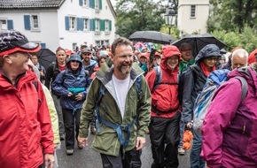 Heidiland Tourismus AG: Medienmitteilung: 5'000 Gäste am Nationalen Wandertag der "Schweizer Familie" in Bad Ragaz