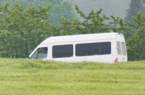 Polizeipräsidium Mittelhessen - Pressestelle Lahn - Dill: POL-LDK: - Wer kennt den Besitzer des weißen Transporters? - Dreijährige büxt in Kölschhausen aus - Polizei sucht nach Unfall Radfahrer - Mülleimer am Buderusplatz angesteckt -