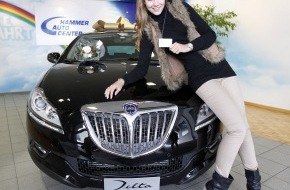 Lancia / Fiat Group Automobiles Switzerland SA: Miss Schweiz Kerstin Cook erhält frühzeitiges Weihnachtsgeschenk