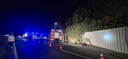 Freiwillige Feuerwehr Werne: FW-WRN: LKW verungl&uuml;ckt auf der A1 - Fahrer schonend aus Fahrzeug befreit