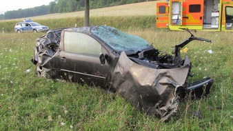 Polizeiinspektion Hameln-Pyrmont/Holzminden: POL-HOL: Kreisstraße 42 zwischen Linnenkamp  und Linnenkamp: Verkehrsunfall fordert einen Schwerstverletzten  - Von der Fahrbahn abgekommen und gegen Baum geprallt -