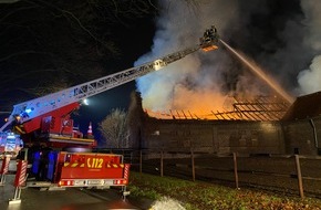 Feuerwehr Dortmund: FW-DO: Leerstehende Scheune brennt komplett nieder