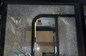 Polizei Hagen: POL-HA: Zeugen nach gefährlichem Eingriff in den Straßenverkehr gesucht - Seitenscheibe eines fahrenden Linienbusses in Eilpe eingeworfen