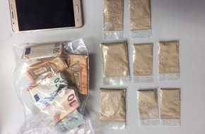 Polizei Düsseldorf: POL-D: Einsatztrupp PRIOS schnappt Dealer im Haifapark - Geld und Drogen sichergestellt